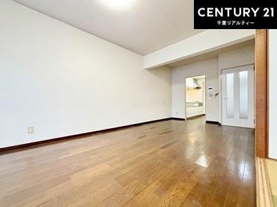 ���r���O ��؂ȉƑ����W�܂邩�炱��LDK�ɂ͂�����肽���B
�q�����������C�ɏ΂��Ȃ��瑖�����Ă���p�����������u�L���Ƃɂ��ėǂ������v�Ǝv���u�Ԃł��B