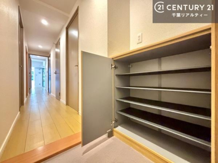 ���� �V���[�Y�{�b�N�X�t���B���ւ��Еt�����|�������₷���ł��I
�X�b�L���������ւŌ˂��J�����u�ԁA�������̂���S�n������Ԃ��o�}���Ă���܂��B