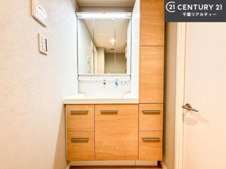 ���ʑ�E���ʏ� �O�ʋ��d�l�̐��ʏ��́A�g�����Ȃ݂����₷������I���͎��[�ɂȂ��Ă��܂��B�h���C���[�₨���ϓ����Еt������̂Ő��ʑ������X�b�L���ƌ����邱�Ƃ��o���܂��I