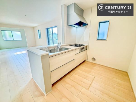 �L�b�`�� ��l�C�̑Ζʎ��V�X�e���L�b�`�����̗p���Ă��܂��I���Ƒ��̃R�~���j�P�[�V���������R�Ƒ�����݌v�ł��B
���q�l�ɂ��ڂ��͂��̂Ŋ������ł��ˁI�L�X�g���ĉ��K�ō�Ƃ��i�݂܂��B