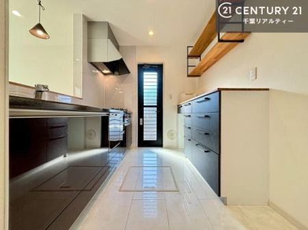 �L�b�`�� �J�b�v�{�[�h�t���̃L�b�`���ł��I
�L�b�`���͉����ƃK�`���K�`���������ł��B�d�q�����W�␆�ъ���u���܂����A��������̐H��͒I�Ɏ��[���\�ł��I