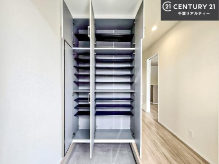 ���� �V���[�Y�{�b�N�X�t���Ȃ̂ŁA���ւ��Еt�����|�������₷���ł��I
�X�b�L���������ւŌ˂��J�����u�ԁA�������̂���S�n������Ԃ��o�}���Ă���܂��B
