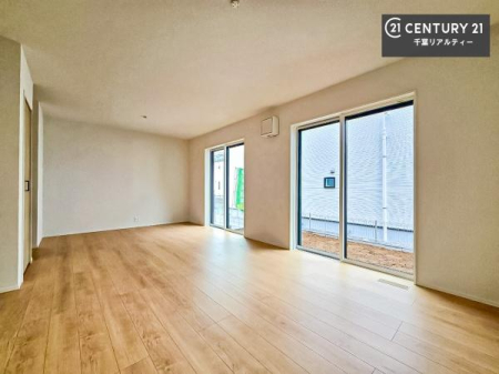 ���r���O �傫�ȑ����炽���Ղ�̗z���������閾�邢���r���O�B�J�����̂��郊�r���O�ŉƑ��c���̂��났�̎��Ԃ��߂����܂��I