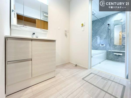 ���ʑ�E���ʏ� �O�ʋ��d�l�̐��ʏ��́A�g�����Ȃ݂����₷������I���͎��[�ɂȂ��Ă��܂��B�h���C���[�₨���ϓ����Еt������̂Ő��ʑ������X�b�L���ƌ����邱�Ƃ��o���܂��I