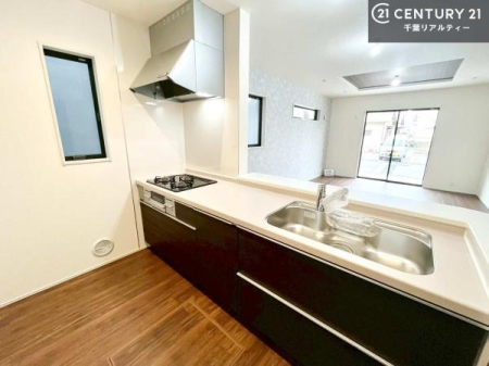 �L�b�`�� ��l�C�̑Ζʎ��V�X�e���L�b�`�����̗p���Ă��܂��I���Ƒ��̃R�~���j�P�[�V���������R�Ƒ�����݌v�ł��B
���q�l�ɂ��ڂ��͂��̂Ŋ������ł��ˁI�L�X�g���ĉ��K�ō�Ƃ��i�݂܂��B