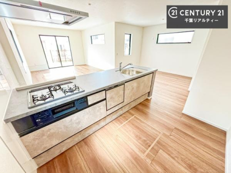 �L�b�`�� ��l�C�̑Ζʎ��V�X�e���L�b�`�����̗p���Ă��܂��I���Ƒ��̃R�~���j�P�[�V���������R�Ƒ�����݌v�ł��B
���q�l�ɂ��ڂ��͂��̂Ŋ������ł��ˁI�L�X�g���ĉ��K�ō�Ƃ��i�݂܂��B