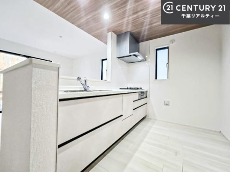 �L�b�`�� ��l�C�̑Ζʎ��V�X�e���L�b�`�����̗p���Ă��܂��I���Ƒ��̃R�~���j�P�[�V���������R�Ƒ�����݌v�ł��B
���q�l�ɂ��ڂ��͂��̂Ŋ������ł��ˁI�L�X�g���ĉ��K�ō�Ƃ��i�݂܂��B