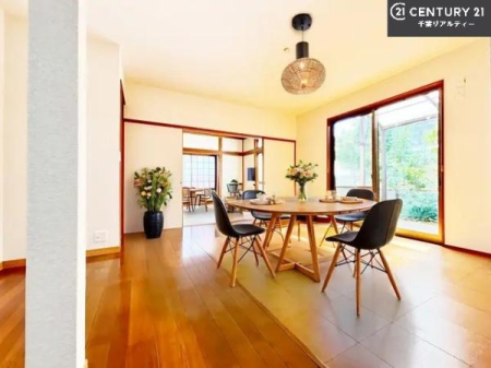 ���r���O �Ƌ��CG�p�[�X�ł��B�J�����̂���L�XLDK�I�\�t�@�[��_�C�j���O�e�[�u����u���Ă������ɂȂ�Ȃ��̂ŉ��K�ɉ߂����܂��I�R�~���j�P�[�V���������₷�����r���O�ł��I