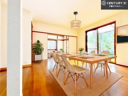 ���r���O �Ƌ��CG�p�[�X�ł��B�J�����̂���L�XLDK�I�\�t�@�[��_�C�j���O�e�[�u����u���Ă������ɂȂ�Ȃ��̂ŉ��K�ɉ߂����܂��I�R�~���j�P�[�V���������₷�����r���O�ł��I