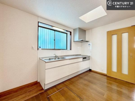 �L�b�`�� ��Ƃ����₷���V�X�e���L�b�`���ł��I���[����������t���Ă���̂ŁA�����X�y�[�X�ɕ���u���Ȃ��čςނ̂ŁA�L�X�g���āA���K�ɍ�Ƃ��ł��܂��I