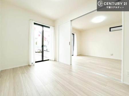 �m�� ���r���O�ɗאڂ����m���́A�J�������LDK�ƂȂ���J���I�ȋ�ԂɁB
���q�l�̗V�я�⃏�[�N�X�y�[�X�A�q�ԂȂǑ��ړI�Ɋ��p�ł���֗��Ȃ������ł��B