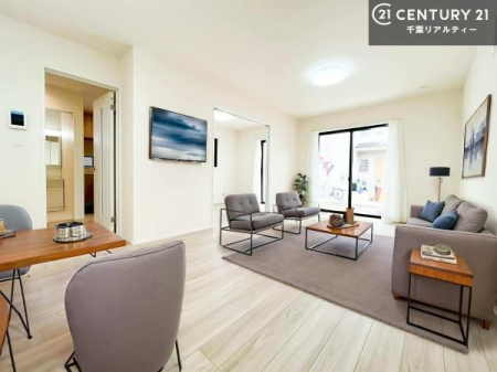 ���r���O �Ƌ��CG�p�[�X�ł��B��؂ȉƑ����W�܂邩�炱��LDK�ɂ͂�����肽���B
�q�����������C�ɏ΂��Ȃ��瑖�����Ă���p�����������u�L���Ƃɂ��ėǂ������v�Ǝv���u�Ԃł��B