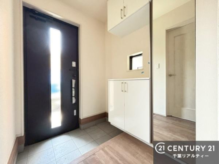���� ���ւ̃V���[�Y�{�b�N�X�́A���[�͗ǍD�ŌC���������萮���ł��邾���łȂ��A�㕔������I�Ƃ��Ċ��p�\�B���C�ɓ���̏�����O���[����u���΁A���q���}���邨�����ȋ�ԂɎd�オ��܂��I