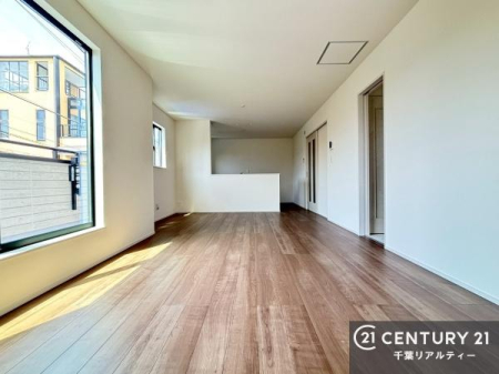 ���r���O ��؂ȉƑ����W�܂邩�炱��LDK�ɂ͂�����肽���B
�q�����������C�ɏ΂��Ȃ��瑖�����Ă���p�����������u�L���Ƃɂ��ėǂ������v�Ǝv���u�Ԃł��B