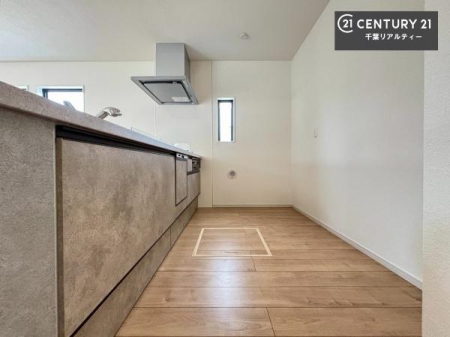 �L�b�`�� ��Ƃ肠�钲���X�y�[�X�ō�Ƃ����₷�����K�ȃL�b�`���ł��I
���q�l�ƈꏏ�ɂ��َq������y���߂�L�X�X�y�[�X�ł��B�y�����������ԂɂȂ肻���ł��ˁI