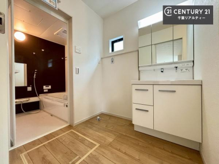 ���ʑ�E���ʏ� �O�ʋ��d�l�̐��ʏ��́A�g�����Ȃ݂����₷������I���͎��[�ɂȂ��Ă��܂��B�h���C���[�₨���ϓ����Еt������̂Ő��ʑ������X�b�L���ƌ����邱�Ƃ��o���܂��I