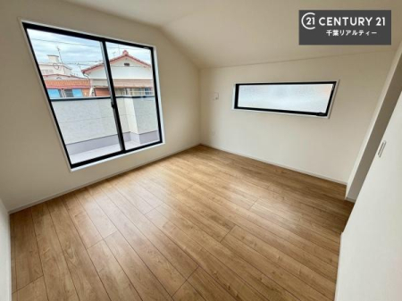 �Q�� �o���R�j�[�ɖʂ����m���́A���炩�Ȓ������������ސS�n�悢��ԁB�u�₩�Ȍ��ɕ�܂�ċC�����悭�ڊo�߂��邽�߁A�Q���ɍœK�Ȃ������ł��B���̊��C�₨�z�c���������K�ɍs���܂��B