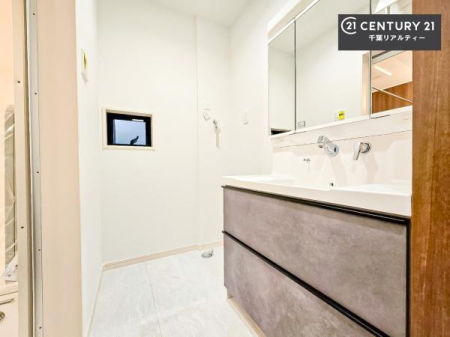 ���ʑ�E���ʏ� �O�ʋ��d�l�̐��ʏ��́A�g�����Ȃ݂����₷������I���͎��[�ɂȂ��Ă��܂��B�h���C���[�₨���ϓ����Еt������̂Ő��ʑ������X�b�L���ƌ����邱�Ƃ��o���܂��I