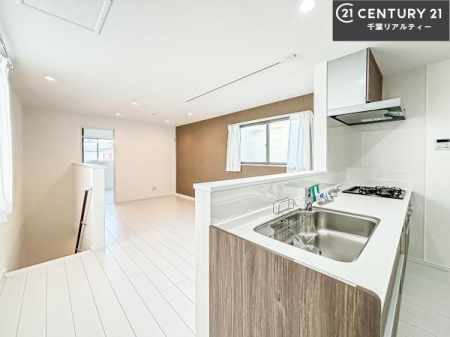 �L�b�`�� ��l�C�̑Ζʎ��V�X�e���L�b�`�����̗p���Ă��܂��I���Ƒ��̃R�~���j�P�[�V���������R�Ƒ�����݌v�ł��B
���q�l�ɂ��ڂ��͂��̂Ŋ������ł��ˁB�L�X�g���ĉ��K�ɍ�Ƃ��i�݂܂��B