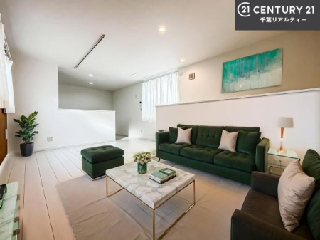 ���r���O �Ƌ��CG�p�[�X�ł��B��؂ȉƑ����W�܂邩�炱��LDK�ɂ͂�����肽���B
�q�����������C�ɏ΂��Ȃ��瑖�����Ă���p�����������u�L���Ƃɂ��ėǂ������v�Ǝv���u�Ԃł��B