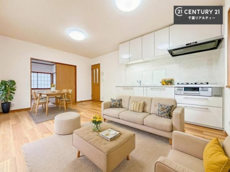 ���r���O �Ƌ��CG�p�[�X�ł��B�J�����̂���L�XLDK�I�\�t�@�[��_�C�j���O�e�[�u����u���Ă������ɂȂ�Ȃ��̂ŉ��K�ɉ߂����܂��I�R�~���j�P�[�V���������₷�����r���O�ł��I