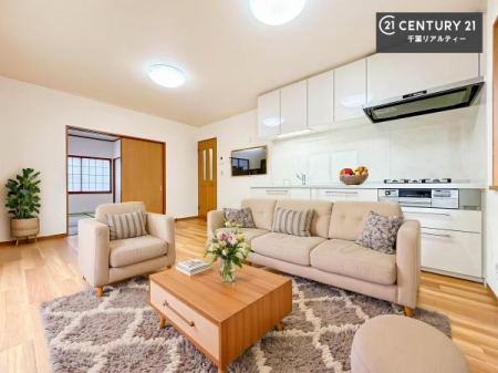 ���r���O �Ƌ��CG�p�[�X�ł��B��؂ȉƑ����W�܂邩�炱��LDK�ɂ͂�����肽���B
�q�����������C�ɏ΂��Ȃ��瑖�����Ă���p�����������u�L���Ƃɂ��ėǂ������v�Ǝv���u�Ԃł��B