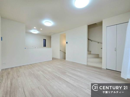 ���r���O ��؂ȉƑ����W�܂邩�炱��LDK�ɂ͂�����肽���B
�q�����������C�ɏ΂��Ȃ��瑖�����Ă���p�����������u�L���Ƃɂ��ėǂ������v�Ǝv���u�Ԃł��B