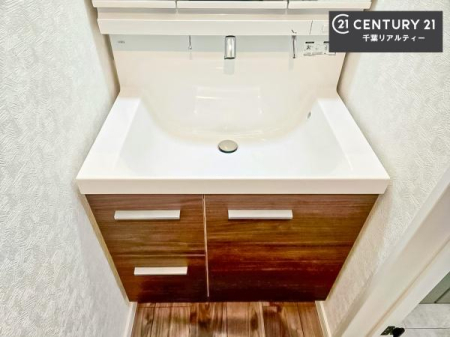 ���ʑ�E���ʏ� ���L�̐��ʑ�{�E���́A������юU��ɂ����g������̗ǂ��݌v�B���������ȒP�ŁA�������̂����Ԃ�ۂĂ܂��B