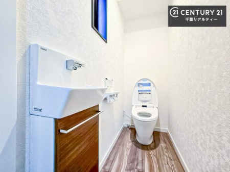 �g�C�� �g�C�����ɂ́A��􂢃X�y�[�X���t���Ă��܂��I
����G��O�Ɏ肪�􂦂�̂ŉq���I�ł��ˁI