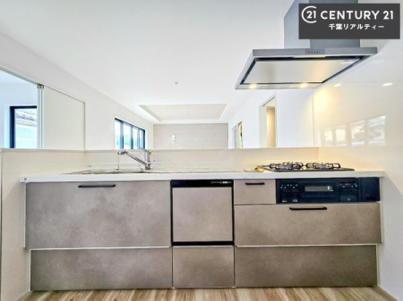 �L�b�`�� ��l�C�̑Ζʎ��V�X�e���L�b�`�����̗p���Ă��܂��I���Ƒ��̃R�~���j�P�[�V���������R�Ƒ�����݌v�ł��B
���q�l�ɂ��ڂ��͂��̂Ŋ������ł��ˁB���[�͂�����܂��I