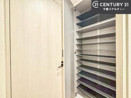 ���� �V���[�Y�{�b�N�X�t���B���ւ��Еt�����|�������₷���ł��I
�X�b�L���������ւŌ˂��J�����u�ԁA�������̂���S�n������Ԃ��o�}���Ă���܂��B