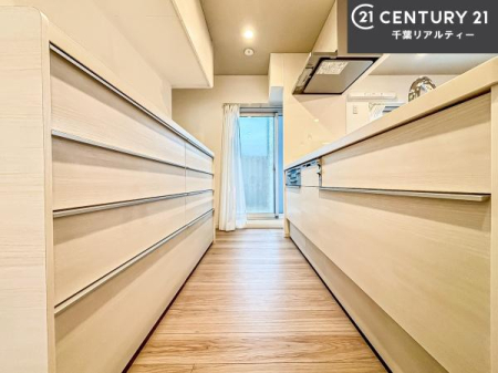 �L�b�`�� �J�b�v�{�[�h�t���̃L�b�`���ł��I
�L�b�`���͉����ƃK�`���K�`���������ł��B�d�q�����W�␆�ъ���u���܂����A��������̐H��͒I�Ɏ��[���\�ł��I