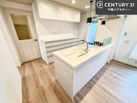 �L�b�`�� ��l�C�̑Ζʎ��V�X�e���L�b�`�����̗p���Ă��܂��I���Ƒ��̃R�~���j�P�[�V���������R�Ƒ�����݌v�ł��B
���q�l�ɂ��ڂ��͂��̂Ŋ������ł��ˁI�L�X�g���ĉ��K�ō�Ƃ��i�݂܂��B