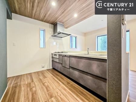 �L�b�`�� ��l�C�̑Ζʎ��V�X�e���L�b�`�����̗p���Ă��܂��I���Ƒ��̃R�~���j�P�[�V���������R�Ƒ�����݌v�ł��B
���q�l�ɂ��ڂ��͂��̂Ŋ������ł��ˁI�L�X�g���ĉ��K�ō�Ƃ��i�݂܂��B