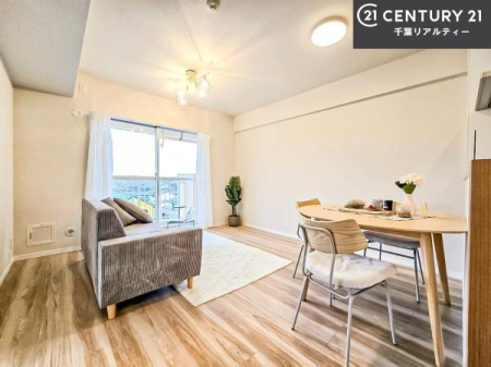 ���r���O ��؂ȉƑ����W�܂邩�炱��LDK�ɂ͂�����肽���B
�q�����������C�ɏ΂��Ȃ��瑖�����Ă���p�����������u�L���Ƃɂ��ėǂ������v�Ǝv���u�Ԃł��B