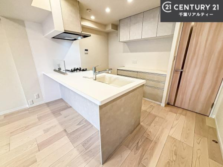 �L�b�`�� ��l�C�̑Ζʎ��V�X�e���L�b�`�����̗p���Ă��܂��I���Ƒ��̃R�~���j�P�[�V���������R�Ƒ�����݌v�ł��B
���q�l�ɂ��ڂ��͂��̂Ŋ������ł��ˁI�L�X�g���ĉ��K�ō�Ƃ��i�݂܂��B