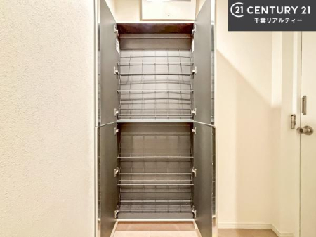 ���� �V���[�Y�{�b�N�X�t���B���ւ��Еt�����|�������₷���ł��I
�X�b�L���������ւŌ˂��J�����u�ԁA�������̂���S�n������Ԃ��o�}���Ă���܂��B