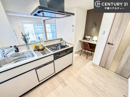 �L�b�`�� ��l�C�̑Ζʎ��V�X�e���L�b�`�����̗p���Ă��܂��I���Ƒ��̃R�~���j�P�[�V���������R�Ƒ�����݌v�ł��B
���q�l�ɂ��ڂ��͂��̂Ŋ������ł��ˁI�L�X�g���ĉ��K�ō�Ƃ��i�݂܂��B