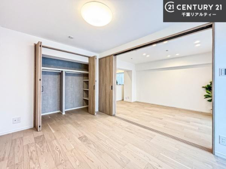 �m�� ���r���O�ɗאڂ����m���́A�J�������LDK�ƂȂ���J���I�ȋ�ԂɁB
���q�l�̗V�я�⃏�[�N�X�y�[�X�A�q�ԂȂǑ��ړI�Ɋ��p�ł���֗��Ȃ������ł��B