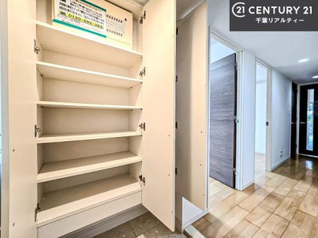 ���� �V���[�Y�{�b�N�X�t���B���ւ��Еt�����|�������₷���ł��I
�X�b�L���������ւŌ˂��J�����u�ԁA�������̂���S�n������Ԃ��o�}���Ă���܂��B