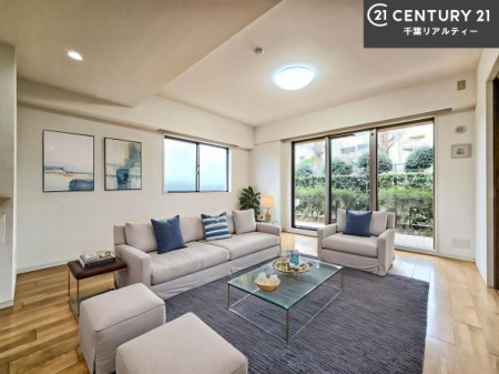 ���r���O �Ƌ��CG�p�[�X�ł��B��؂ȉƑ����W�܂邩�炱��LDK�ɂ͂�����肽���B
�q�����������C�ɏ΂��Ȃ��瑖�����Ă���p�����������u�L���Ƃɂ��ėǂ������v�Ǝv���u�Ԃł��B