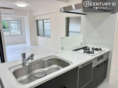 �L�b�`�� ���C�h�ȃV���N�ł��ˁI�������˂ɂ������������₷���Ǝ����y�X�d�l�̃V�X�e���L�b�`���ł��I
�f�U�C�����Ƌ@�\�������˂��L�b�`���Ő�����������܂��ˁI