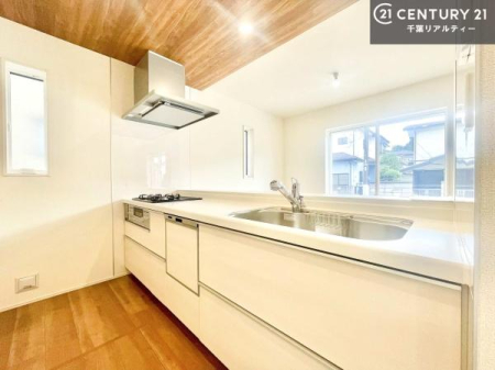 �L�b�`�� �y���d�l�z��l�C�̑Ζʎ��V�X�e���L�b�`�����̗p���Ă��܂��I���Ƒ��̃R�~���j�P�[�V���������R�Ƒ�����݌v�ł��B
���q�l�ɂ��ڂ��͂��̂Ŋ������ł��ˁB���[���L�x�Ŏg������̗ǂ��L�b�`���ł��I