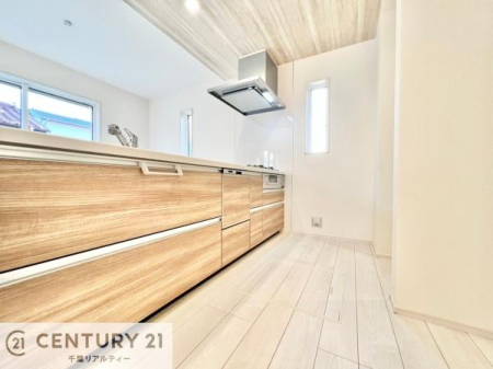 �L�b�`�� �y���d�l�z��l�C�̑Ζʎ��V�X�e���L�b�`�����̗p���Ă��܂��I���Ƒ��̃R�~���j�P�[�V���������R�Ƒ�����݌v�ł��B
���q�l�ɂ��ڂ��͂��̂Ŋ������ł��ˁB���[���L�x�Ŏg������̗ǂ��L�b�`���ł��I