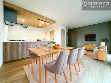 ���r���O �Ƌ��CG�p�[�X�ł��B�J�����̂���L�XLDK�I�\�t�@�[��_�C�j���O�e�[�u����u���Ă������ɂȂ�Ȃ��̂ŉ��K�ɉ߂����܂��I�R�~���j�P�[�V���������₷�����r���O�ł��I