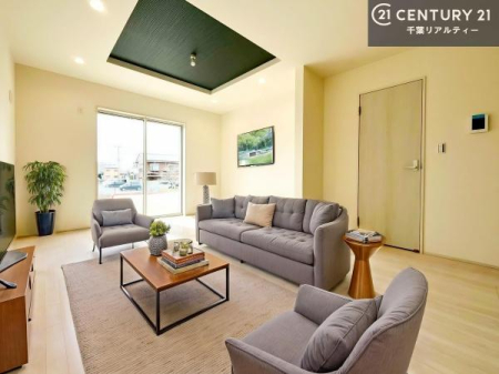 ���r���O �Ƌ��CG�p�[�X�ł��B��؂ȉƑ����W�܂邩�炱��LDK�ɂ͂�����肽���B
�q�����������C�ɏ΂��Ȃ��瑖�����Ă���p�����������u�L���Ƃɂ��ėǂ������v�Ǝv���u�Ԃł��B