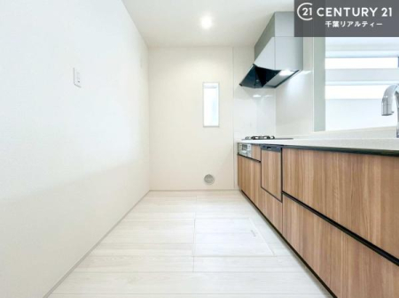 �L�b�`�� ��Ƃ肠�钲���X�y�[�X�ō�Ƃ����₷�����K�ȃL�b�`���ł��I
���q�l�ƈꏏ�ɂ��َq������y���߂�L�X�X�y�[�X�ł��B�y�����������ԂɂȂ肻���ł��ˁI