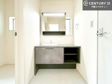 ���ʑ�E���ʏ� �O�ʋ��d�l�̐��ʏ��́A�g�����Ȃ݂����₷������I���͎��[�ɂȂ��Ă��܂��B�h���C���[�₨���ϓ����Еt������̂Ő��ʑ������X�b�L���ƌ����邱�Ƃ��o���܂��I