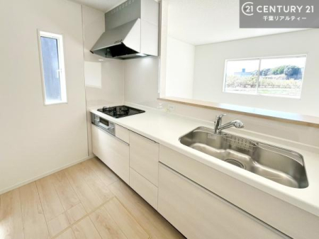 �L�b�`�� ��l�C�̑Ζʎ��V�X�e���L�b�`�����̗p���Ă��܂��I���Ƒ��̃R�~���j�P�[�V���������R�Ƒ�����݌v�ł��B
���q�l�ɂ��ڂ��͂��̂Ŋ������ł��ˁI�L�X�g���ĉ��K�ō�Ƃ��i�݂܂��B