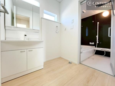 ���ʑ�E���ʏ� �O�ʋ��d�l�̐��ʏ��́A�g�����Ȃ݂����₷������I���͎��[�ɂȂ��Ă��܂��B�h���C���[�₨���ϓ����Еt������̂Ő��ʑ������X�b�L���ƌ����邱�Ƃ��o���܂��I